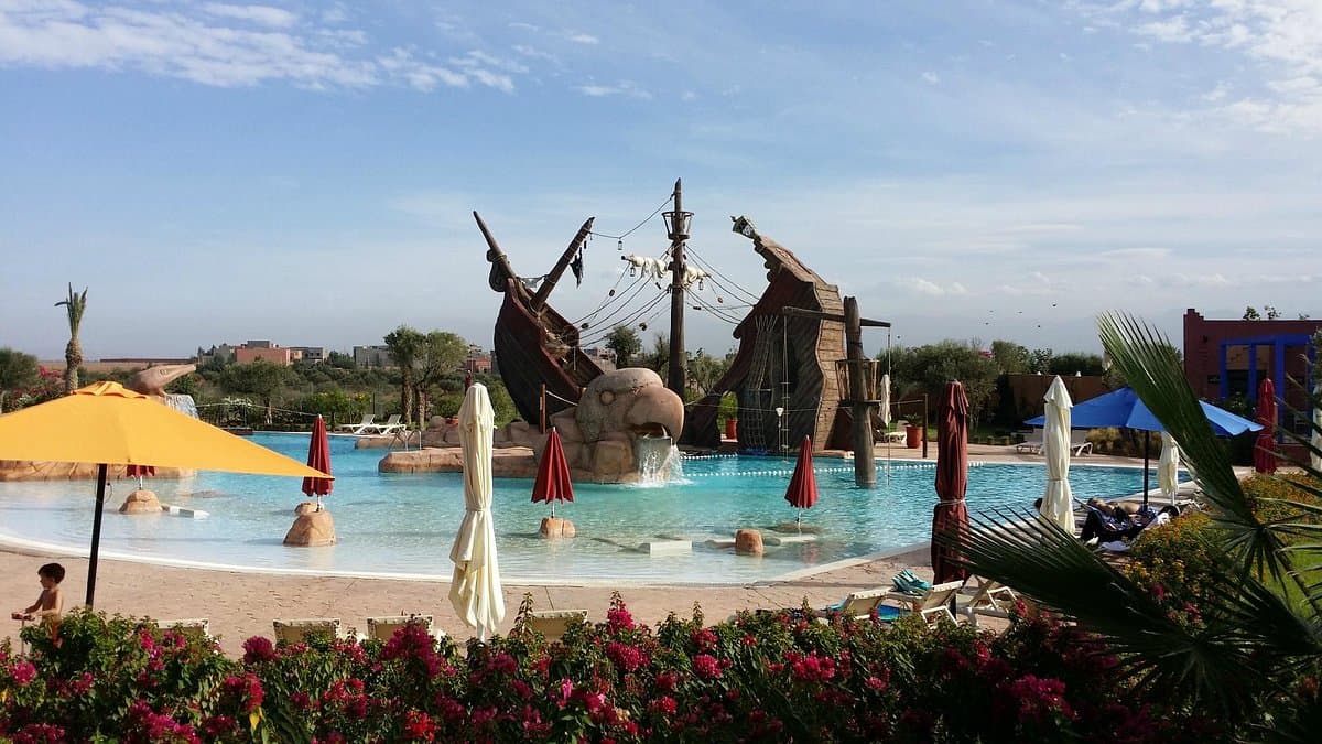 Piscine familiale avec espace enfants